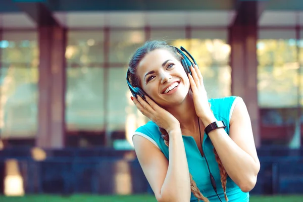 Athletic woman enjoying music in headphones — Stock Photo, Image