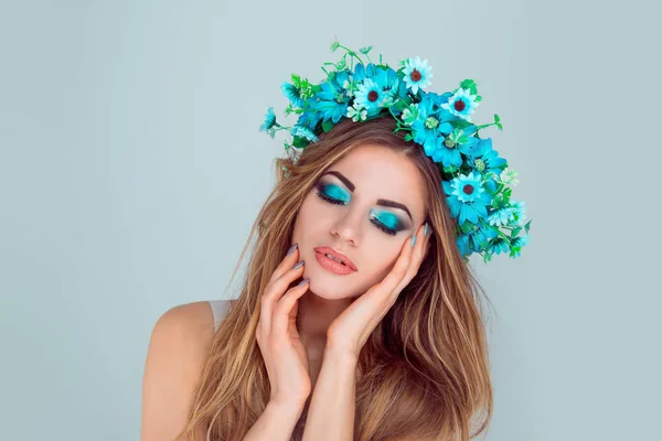 Женщина позирует с цветами на голове голубые тени для век закрытые глаза — стоковое фото