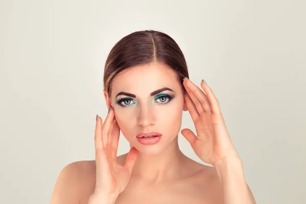 Mujer mostrando maquillaje perfecto en conjunto con esmalte de uñas —  Fotos de Stock