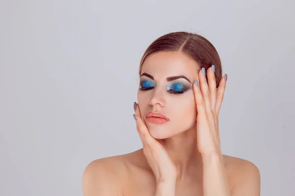 Mujer con los ojos cerrados posando mostrando maquillaje perfecto —  Fotos de Stock