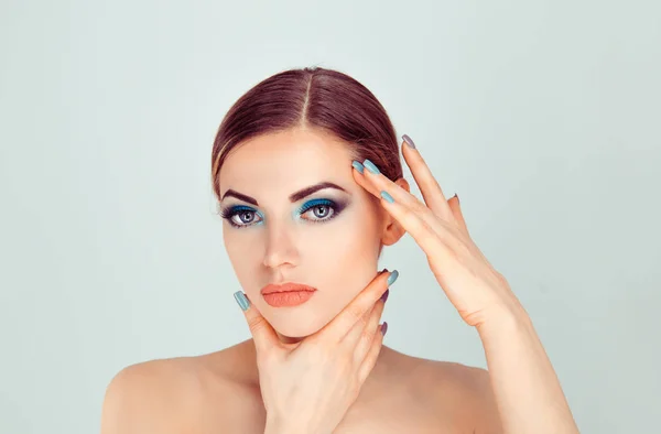 Mujer tocando la cara con las manos mostrando maquillaje perfecto y piel suave —  Fotos de Stock