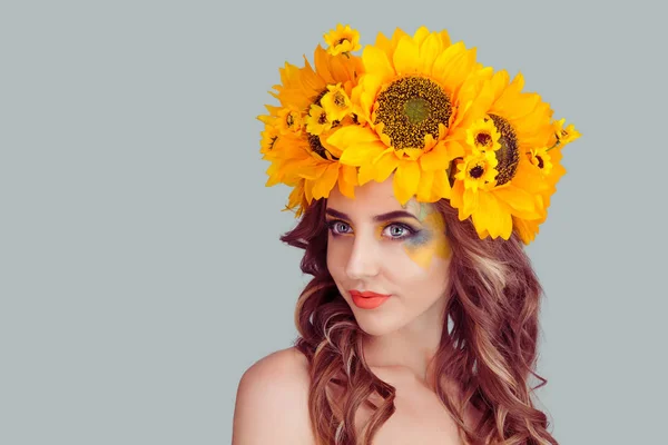 Kobieta w koronie z słoneczniki, patrząc od strony uśmiechający się — Zdjęcie stockowe