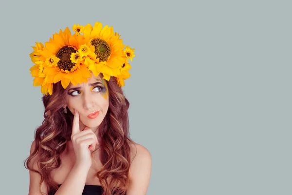 Skeptický podezřelé mladá žena s květinovou čelenkou — Stock fotografie