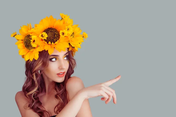 Mujer con diadema floral apuntando hacia un lado —  Fotos de Stock