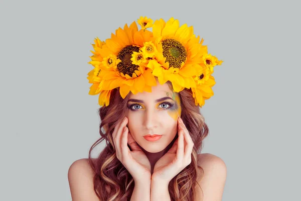 Piękna młoda kobieta sobie kwiatowy pałąk — Zdjęcie stockowe
