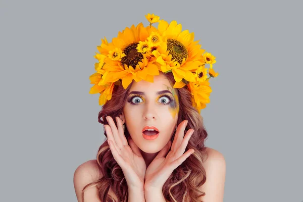 Žena s květinovou čelenkou pohledu kamery v šoku — Stock fotografie