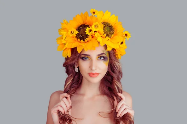 Beautiful young woman wearing floral headband — Stock Photo, Image