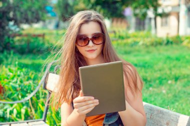 SMS, SMS okuma. Portre portre headshot güzel genç kadın kız öğrenci dijital yastık tablet üzerinde seyir izole cityscape açık arka plan. Çok kültürlü karışık yarış Asya Rus modeli