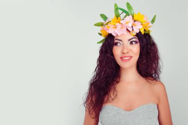 Seyir uzakta, yan yol, çiçek kafa bandı mutlu gülen kadın heyecan. Kolombiyalı latina İspanyol yarış modelinde çiçek taç baş, esmer kıvırcık saç ışık yeşil gri arka plan üzerinde izole karışık.