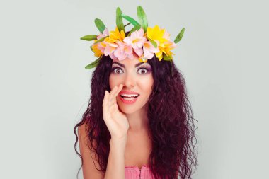 Kimseye söyleme! Konuşkan gizemli oldukça güzel bir kadın gizli sıcak frenleme Haberler diyor. Kolombiyalı latina İspanyol karışık yarış modelinde çiçek taç baş esmer kıvırcık saç üzerine açık gri