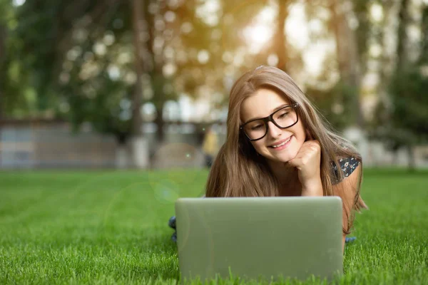 Chica Adolescente Feliz Las Gafas Mirando Cuaderno Aire Libre Acostado — Foto de Stock