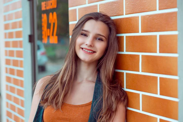 Feliz Bem Sucedido Mulher Sorrindo Livre Laranja Cobre Camisa Azul — Fotografia de Stock