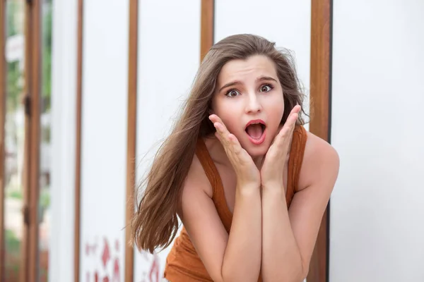 Een Jonge Vrouw Stedelijke Kleding Winkel Achtergrond Geschokt Door Wat — Stockfoto