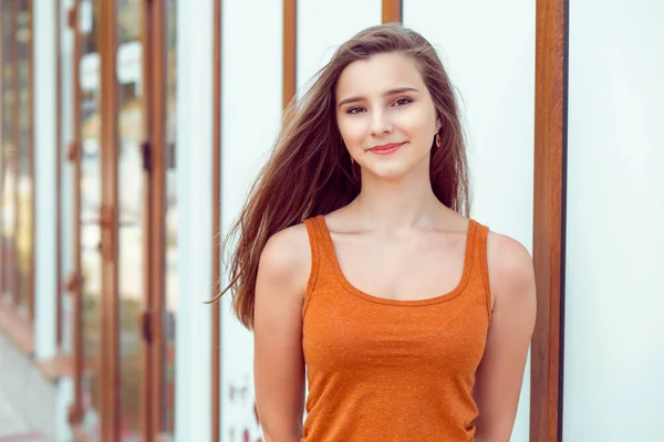 Verão Cidade Mulher Feliz Com Camisa Laranja Colorido Loja Cidade — Fotografia de Stock