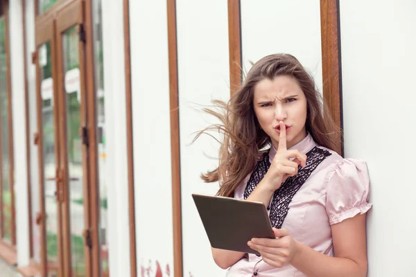 Shh Mujer Enojada Pidiendo Silencio Secreto Con Tableta Almohadilla Dedo —  Fotos de Stock