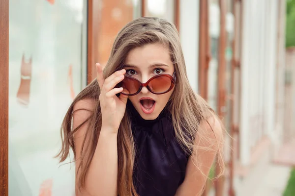 Surpreendido Chocado Frustrado Jovem Segurando Óculos Sol Para Baixo Olhando — Fotografia de Stock