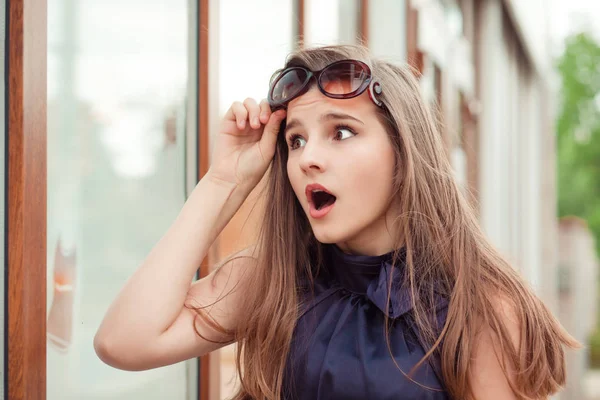 Wow Fantastisk Deal Förvånad Ung Kvinna Håller Solglasögon Upp Ser — Stockfoto