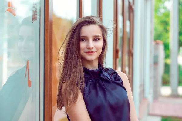 Mujer Bonita Ropa Camisa Azul Púrpura Oscuro Mirándote Cámara Sonriendo — Foto de Stock