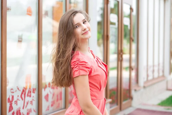 Feliz Baixa Cidade Mulher Cabelo Loira Jovem Bonita Sorrindo Para — Fotografia de Stock