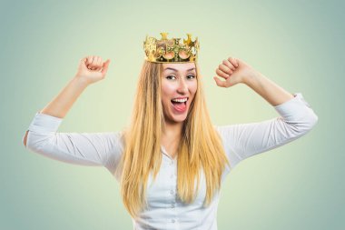 Kendine güvenen kadın giyiyor taç