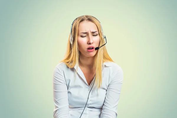 Kobieta w zestaw słuchawkowy zirytowany zdenerwowany smutny patrząc oczy zamknięte — Zdjęcie stockowe