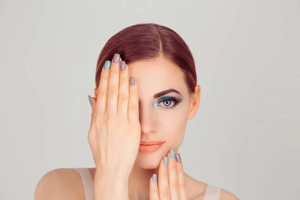 Hermosa Belleza Mujer Con Los Ojos Verdes Azules Artísticos Maquillaje —  Fotos de Stock