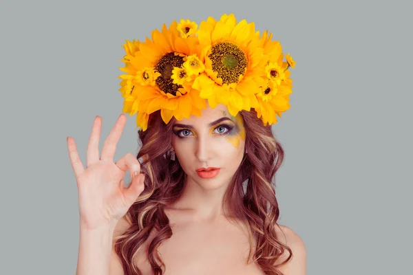 Adulto Jovem Atraente Mulher Com Headband Floral Mostrando Sinal Conceito — Fotografia de Stock