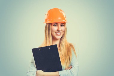 Beyaz gömlek turuncu hardhat giyen ve Pano tutan profesyonel içerik kadın. Beyaz resmi gömlek Kafkas Iş kişi, açık yeşil sarı stüdyo arka planda izole sarışın saç.