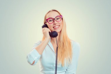 Gülümseyen kadın telefonla konuşuyor