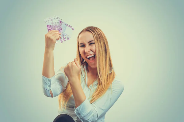 Жінка щаслива тримає гроші . — стокове фото