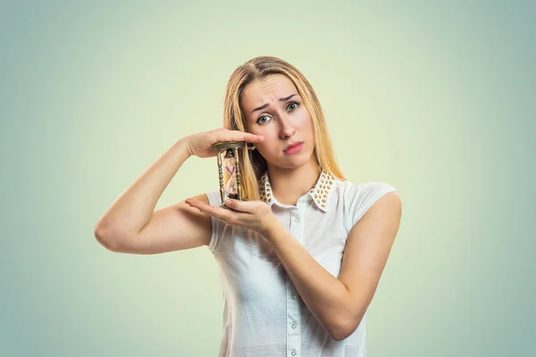 Mulher esperançosa olhando para ampulheta — Fotografia de Stock