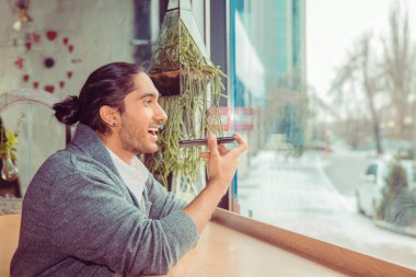 Adam akıllı telefon ile ses tanıma kullanımı.