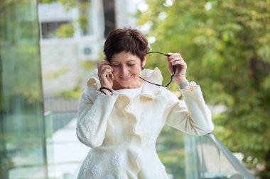 Telefonda konuşurken gülümsüyor.