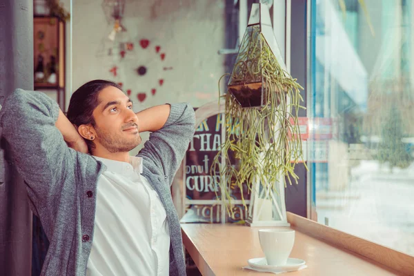 Man ontspannende handen achter het hoofd genieten van het leven — Stockfoto