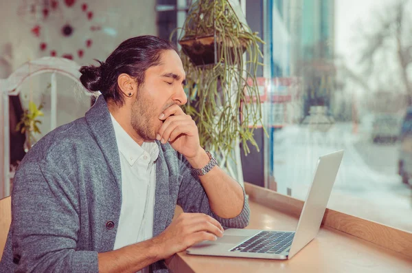 Homem bocejando sonolento na frente do laptop . — Fotografia de Stock