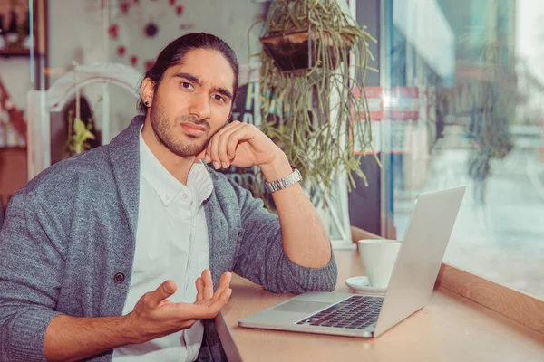 Mann blickt frustriert mit der Hand vor den Computer — Stockfoto