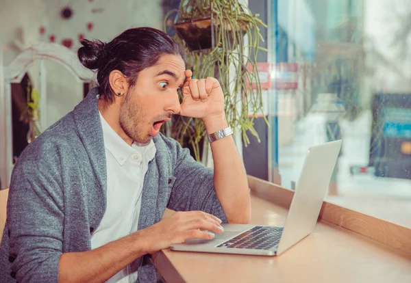 Άντρας σοκαρισμένος κοιτάζοντας το laptop — Φωτογραφία Αρχείου