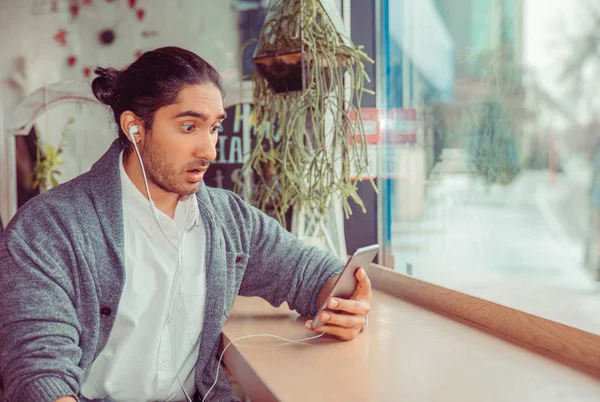 Hombre sorprendido mirando su teléfono — Foto de Stock