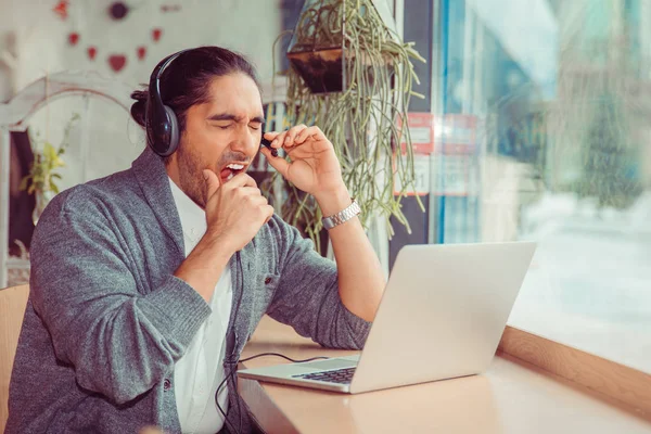 Bello telemarketer uomo sbadigliare — Foto Stock