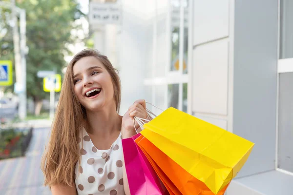 買い物の後に歩いている笑顔の女性 — ストック写真