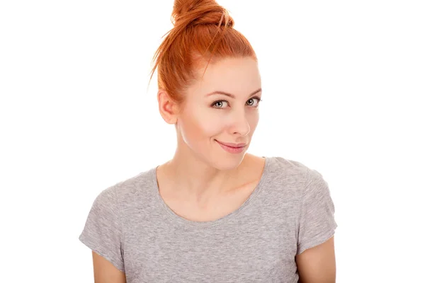 Redhead vrouw op zoek nieuwsgierig naar je, camera — Stockfoto