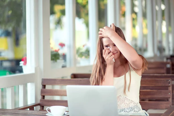 Mujer delante de la computadora llorando teniendo un video chat . — Foto de Stock