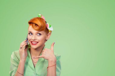 Bana arama işareti gösteren stil kız pin