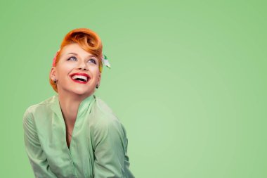 pinup kız mutlu lauging arıyor