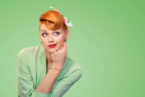 Frau im Retro-Stil sieht verdächtig aus — Stockfoto