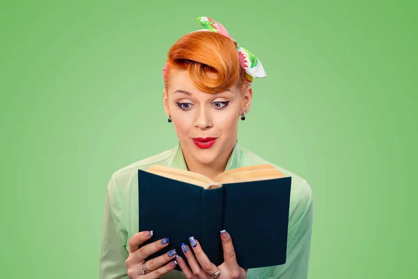 Pinup menina lendo um livro ter um rosto chocante — Fotografia de Stock