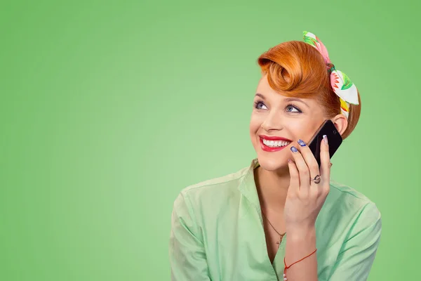 Pinup flicka pratar i telefonen tittar upp leende lycklig — Stockfoto