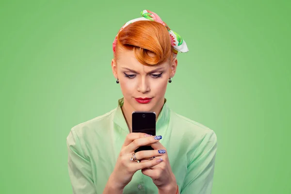 Δυσαρεστημένη γυναίκα κοιτάζοντας μηνύματα στο τηλέφωνο — Φωτογραφία Αρχείου
