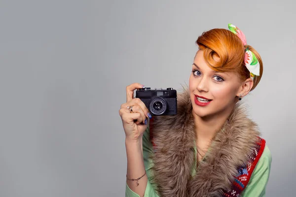 Pinup estilo mulher menina com câmera digital — Fotografia de Stock