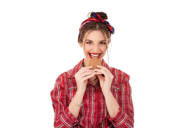 Γυναίκα τρώει μπισκότο χαμογελώντας ευτυχισμένη — Φωτογραφία Αρχείου